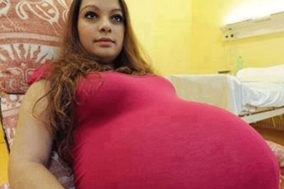 Mulher tem gravidez histórica e torna-se mãe de cinco crianças