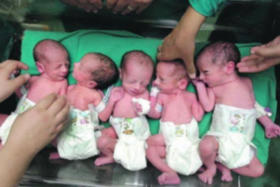 Mulher tem gravidez histórica e torna-se mãe de cinco crianças