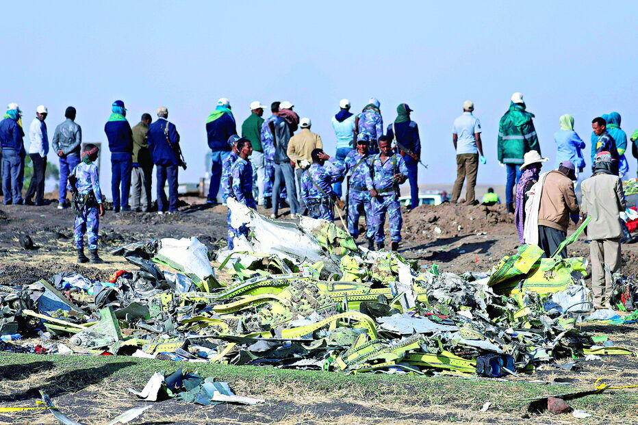 Destroços do avião da Ethiopian Airlines, que se despenhou seis minutos após levantar voo do Aeroporto de Addis Abeba, Etiópia, rumo a Nairóbi, no Quénia