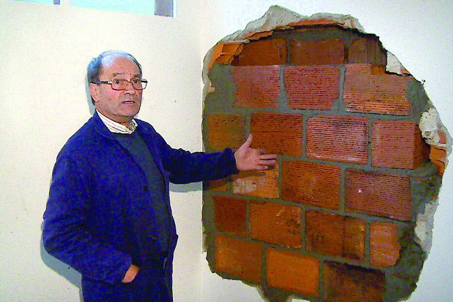 Adérito Oliveira  junto ao buraco, que entretanto tapou, pelo qual os ladrões retiraram as bicicletas elétricas