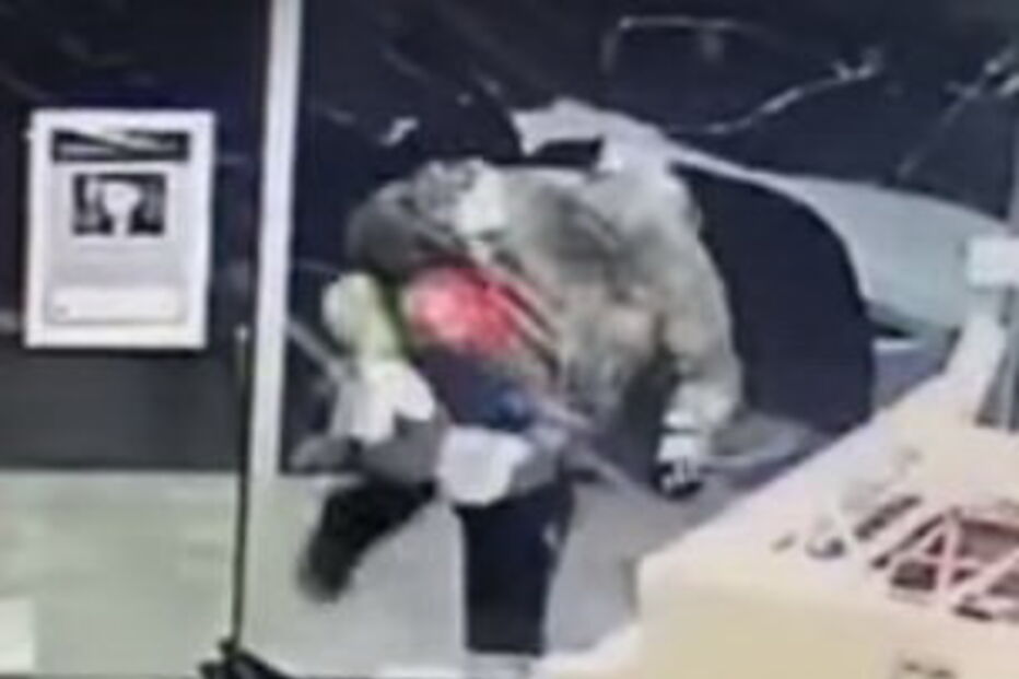 Homem apanhado a roubar rato Mickey de loja de instrumentos musicais