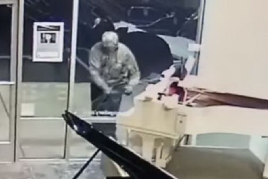 Homem apanhado a roubar rato Mickey de loja de instrumentos musicais