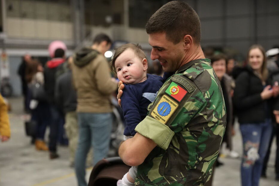 Militares portugueses em reencontro emocionado com as famílias após missão na República Centro-Africana
