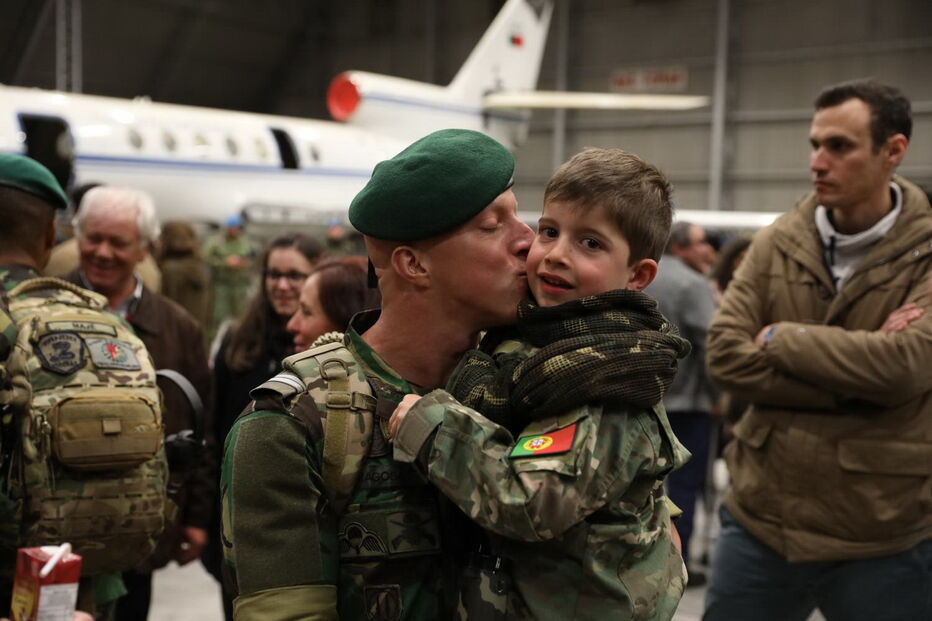 Militares portugueses em reencontro emocionado com as famílias após missão na República Centro-Africana