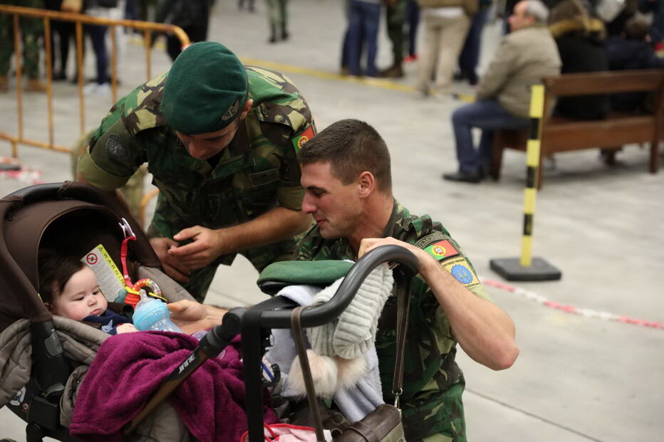 Militares portugueses em reencontro emocionado com as famílias após missão na República Centro-Africana