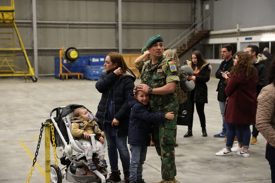Militares portugueses em reencontro emocionado com as famílias após missão na República Centro-Africana