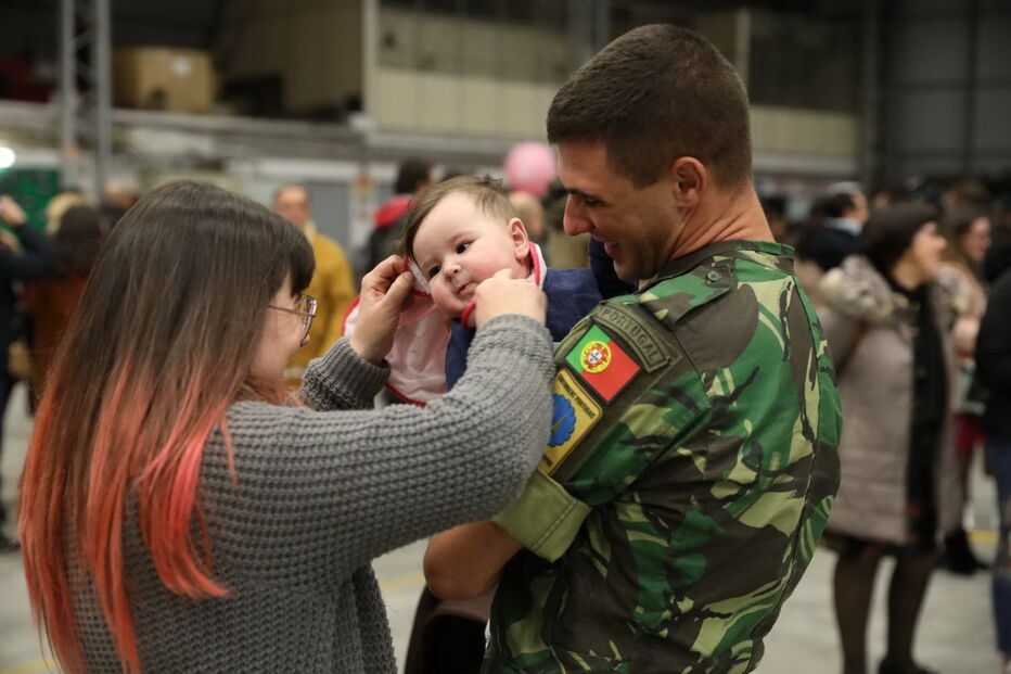 Militares portugueses em reencontro emocionado com as famílias após missão na República Centro-Africana