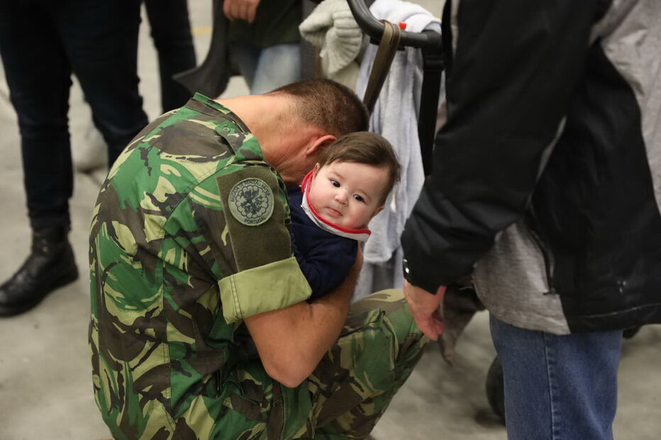Militares portugueses em reencontro emocionado com as famílias após missão na República Centro-Africana