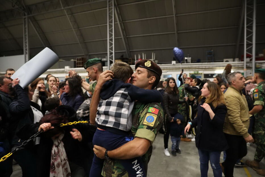 Militares portugueses em reencontro emocionado com as famílias após missão na República Centro-Africana