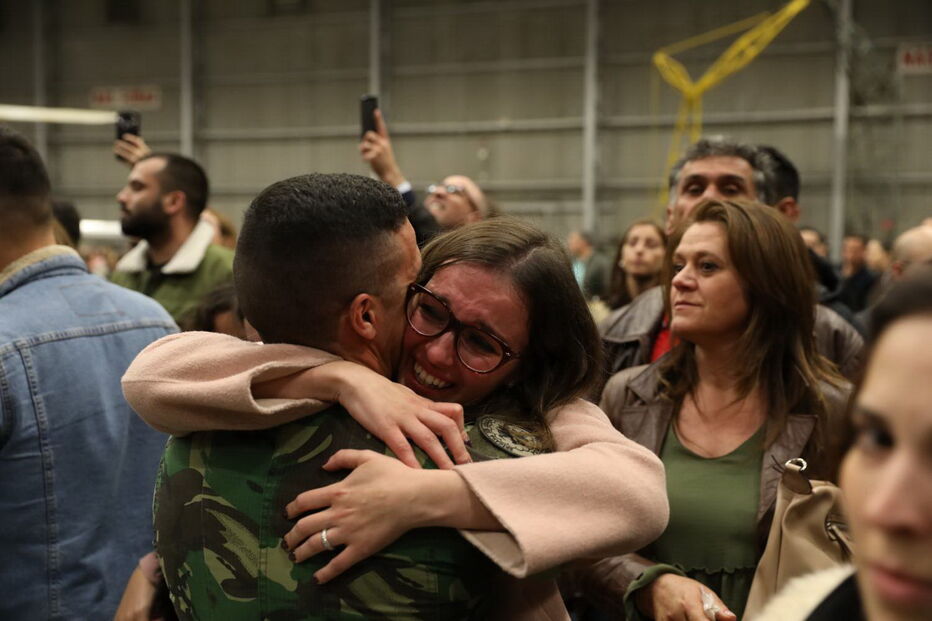 Militares portugueses em reencontro emocionado com as famílias após missão na República Centro-Africana