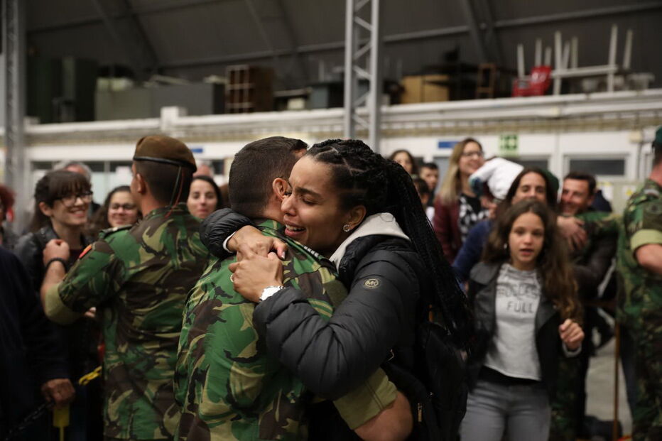 Militares portugueses em reencontro emocionado com as famílias após missão na República Centro-Africana