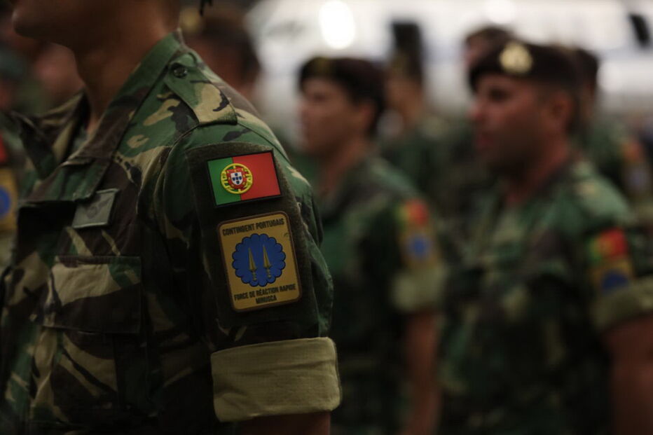 Paraquedistas chegaram esta terça-feira de madrugada a Figo Maduro e foram recebidos por Marcelo