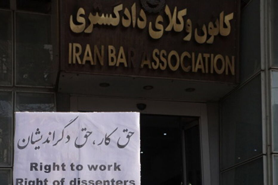 Ativista iraniana Nasrin Sotoudeh condenada a 38 anos de prisão e 148 chicotadas