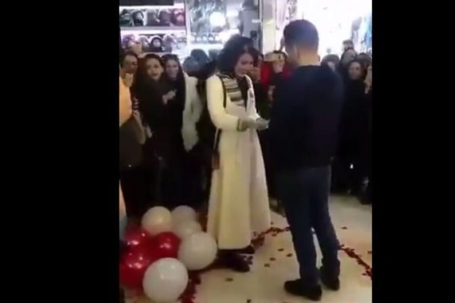 Casal é detido porque se abraça após pedido de casamento