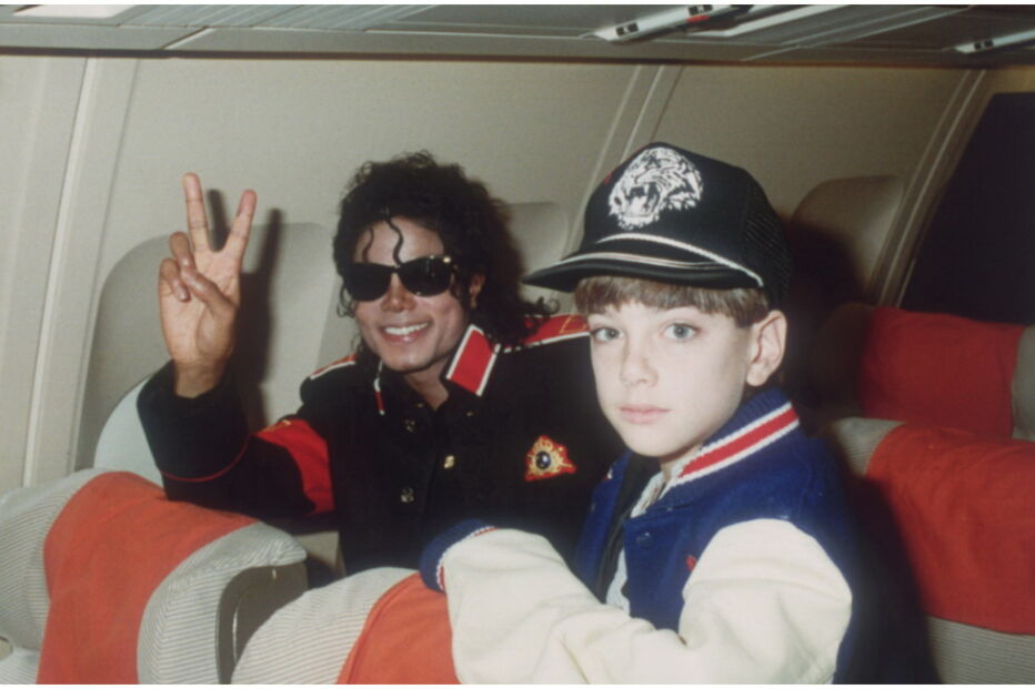 Michael Jackson com James Safechuck, quando este tinha 10 anos, no avião privado do cantor.