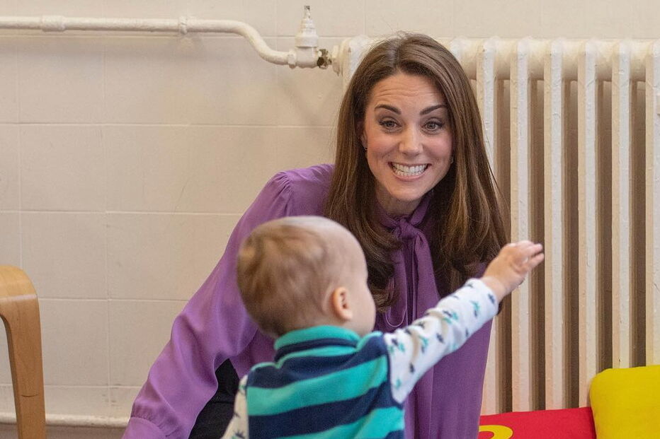Kate Middleton usa blusa Gucci de 916 euros em evento com crianças