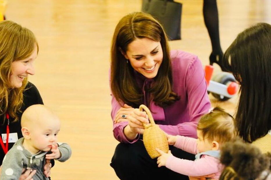 Kate Middleton usa blusa Gucci de 916 euros em evento com crianças  