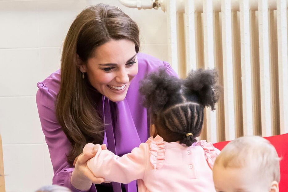 Kate Middleton usa blusa Gucci de 916 euros em evento com crianças  