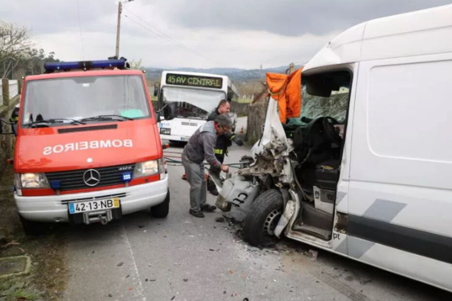 Colisão frontal entre autocarro e carrinha dos CTT faz dois feridos
