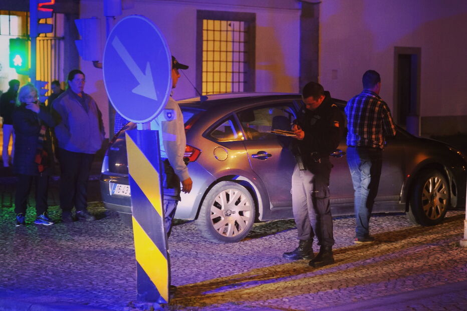 Acidente com dois carros seguido de perseguição policial fere mulher