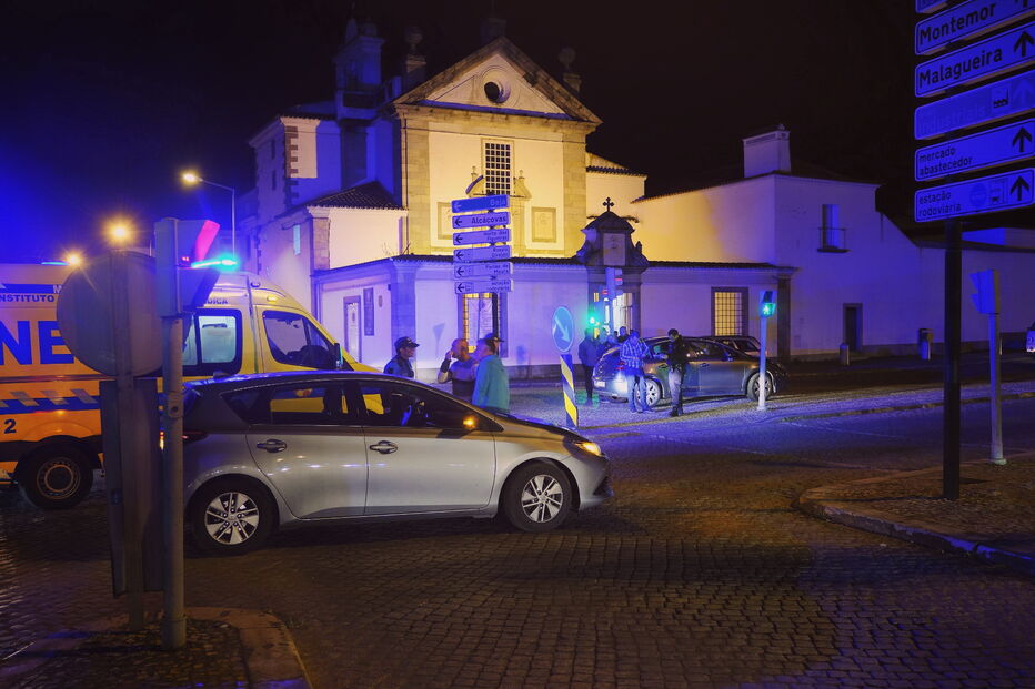 Acidente com dois carros seguido de perseguição policial fere mulher