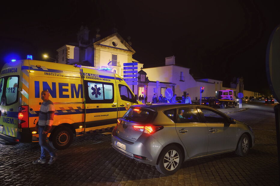 Acidente com dois carros seguido de perseguição policial fere mulher