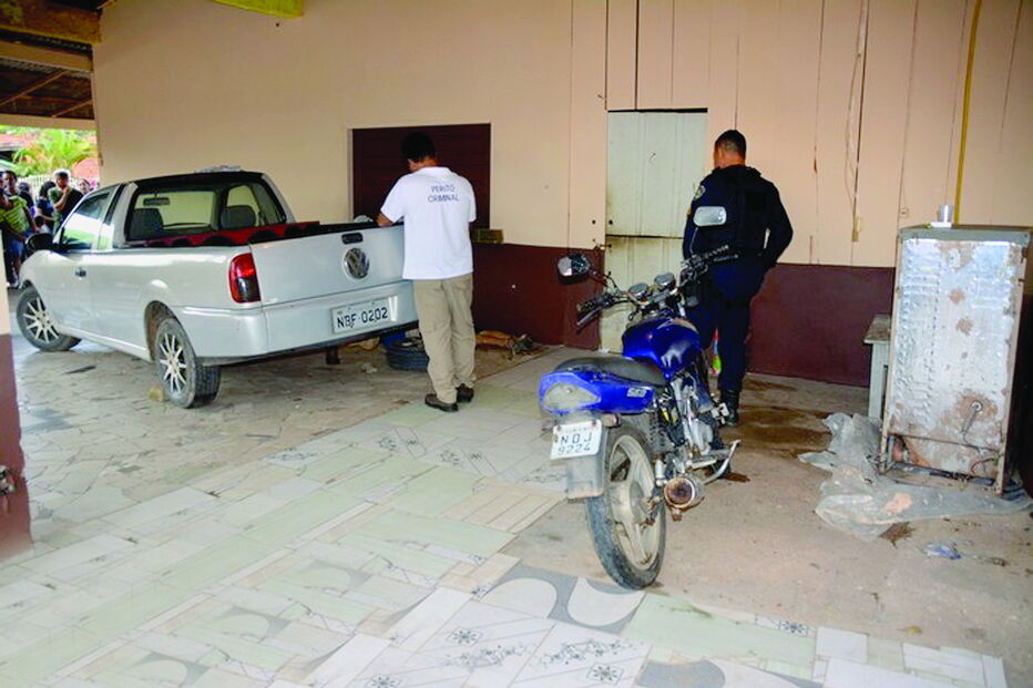 Polícia brasileira esteve no local do crime, uma oficina ao lado de casa da vítima, a recolher indícios que possam levar aos dois homicidas 