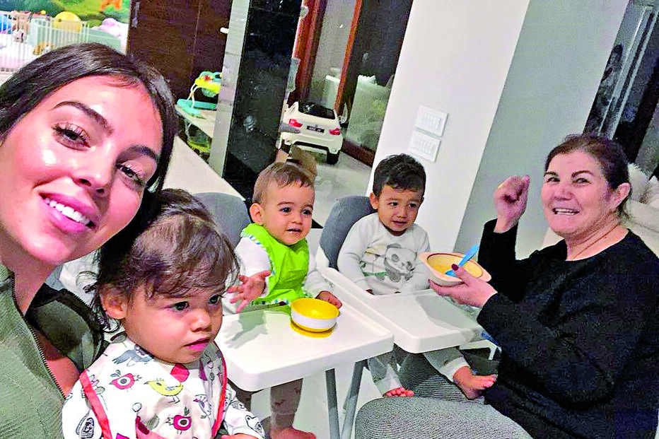 Georgina Rodríguez e Dolores Aveiro num momento de rara harmonia, em Turim, Itália, com os pequenos Eva, Alana Martina e Mateo, todos de um ano 