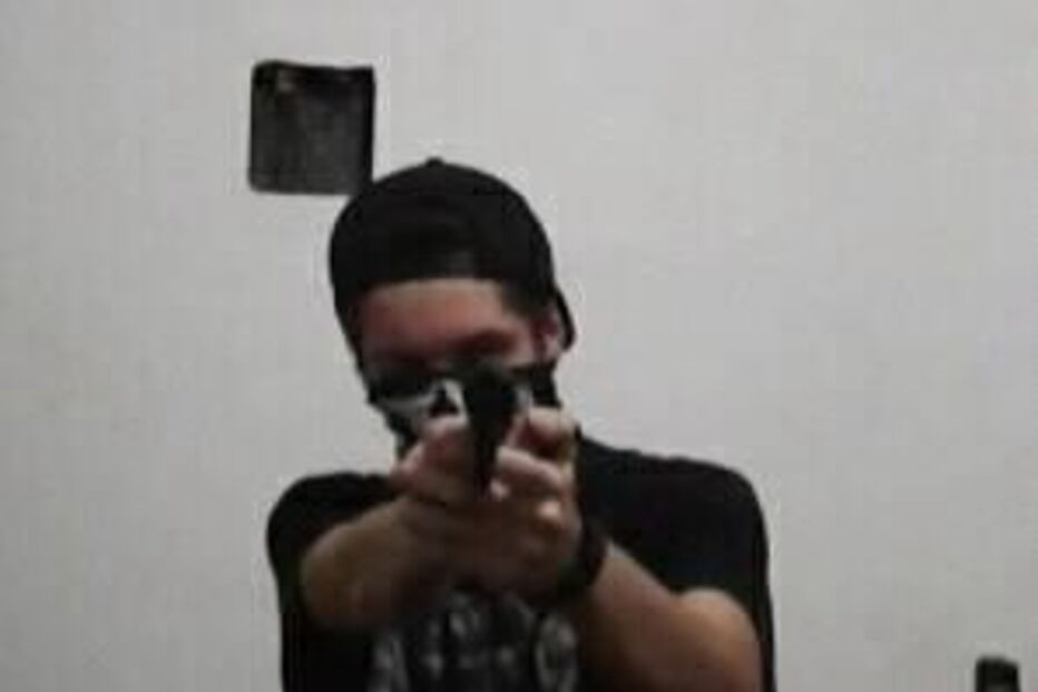Um dos autores de massacre em escola brasileira publicou fotos armado antes do crime