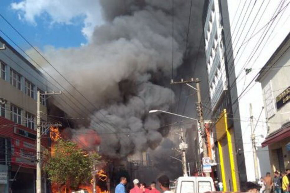 Incêndio deflagra em prédio comercial de São Paulo 