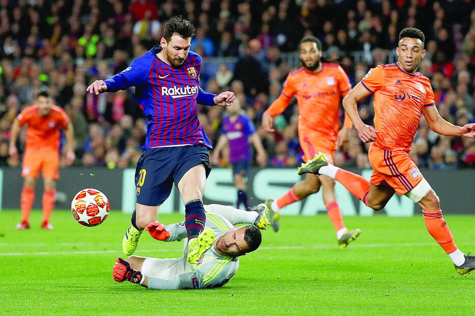 Messi passa por Anthony Lopes, numa noite em que foi a estrela maior