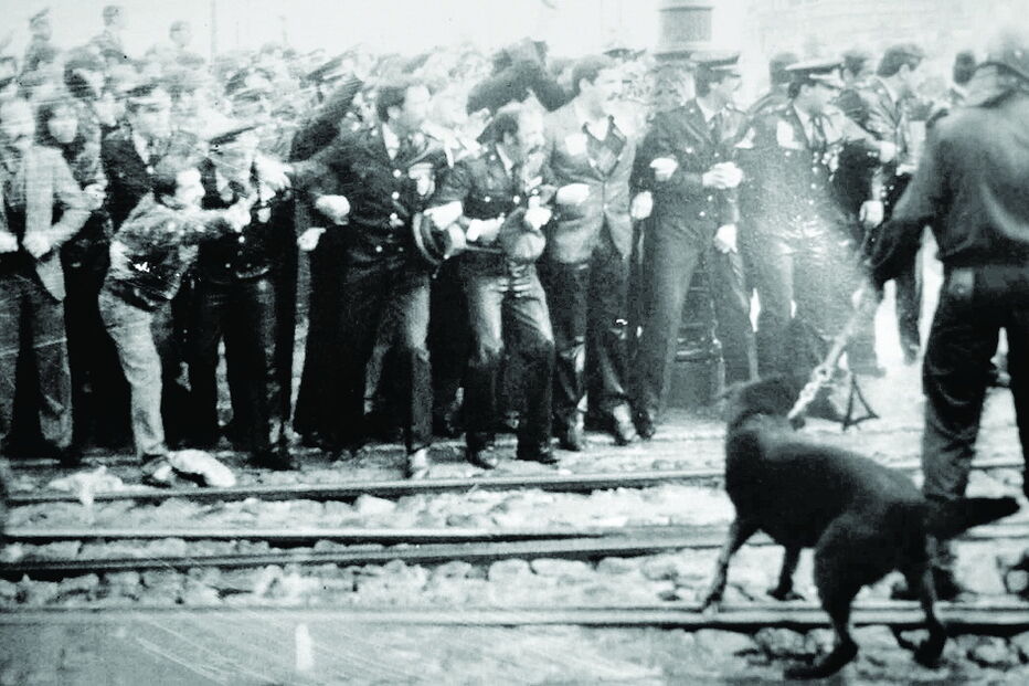 Momento em que os agentes foram atacados pelo Corpo de Intervenção  
