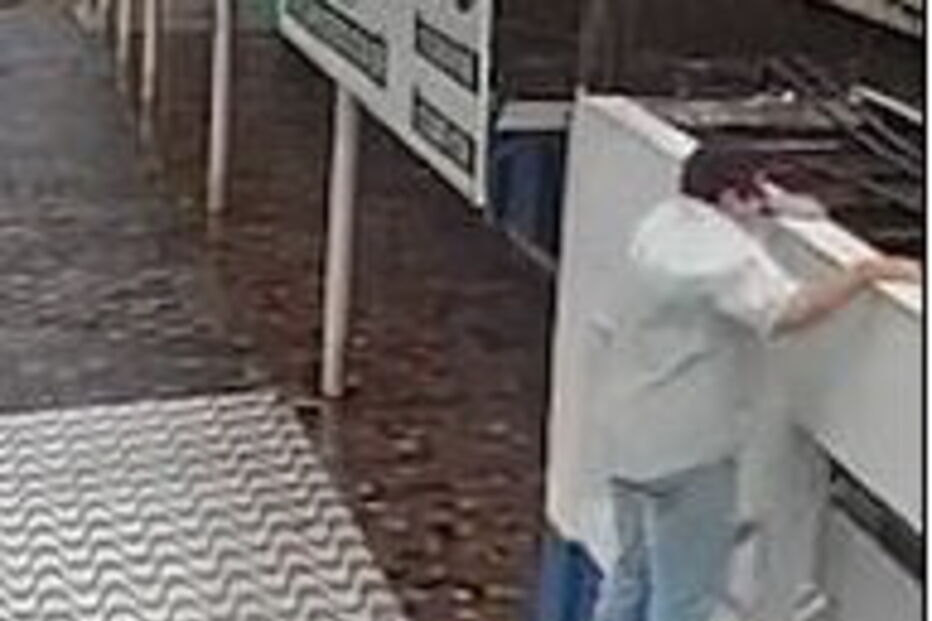 Homem escorrega de escadote mas consegue cair de pé sem ferimentos