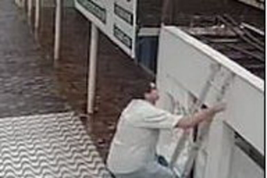 Homem escorrega de escadote mas consegue cair de pé sem ferimentos