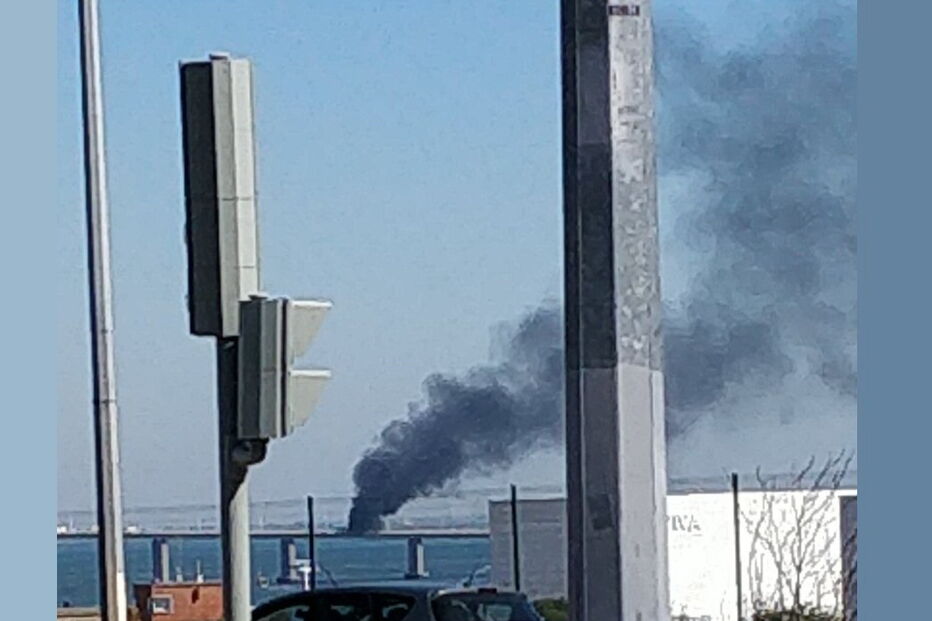 Viatura arde na Ponte Vasco da Gama