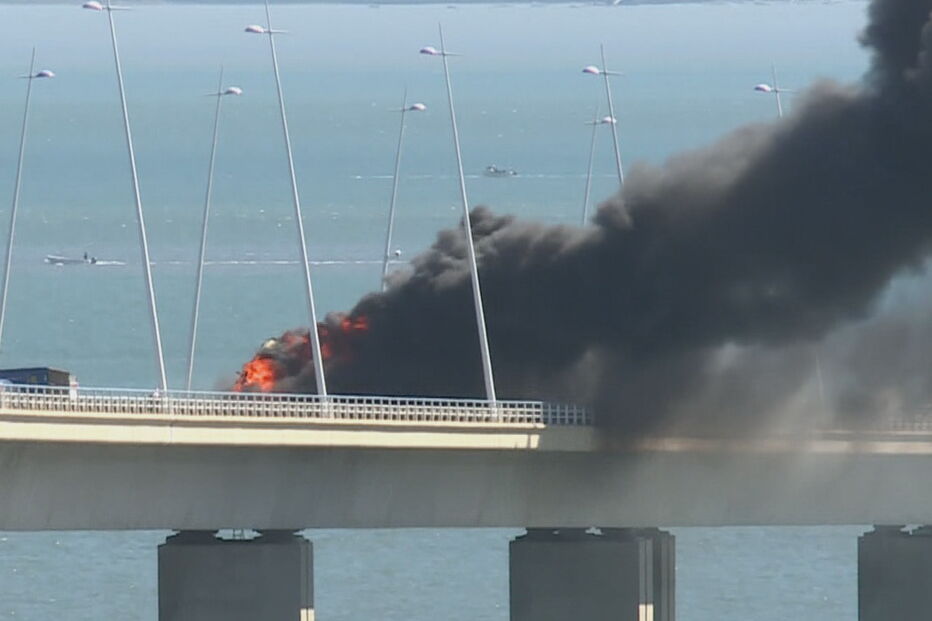 Camião arde na Ponte Vasco da Gama