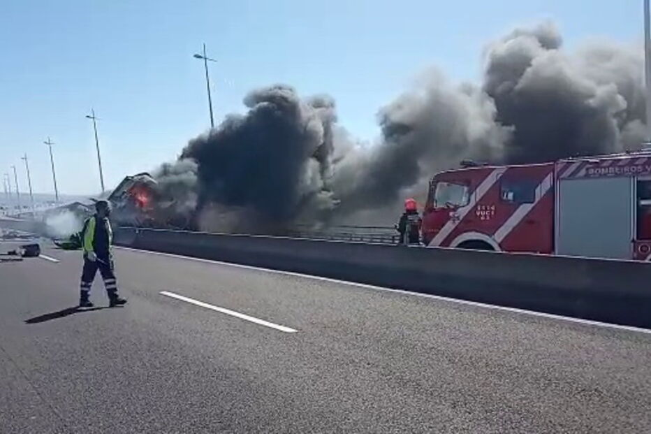 Camião arde na Ponte Vasco da Gama