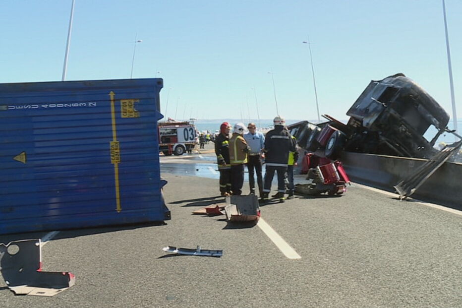 Camião arde na Ponte Vasco da Gama