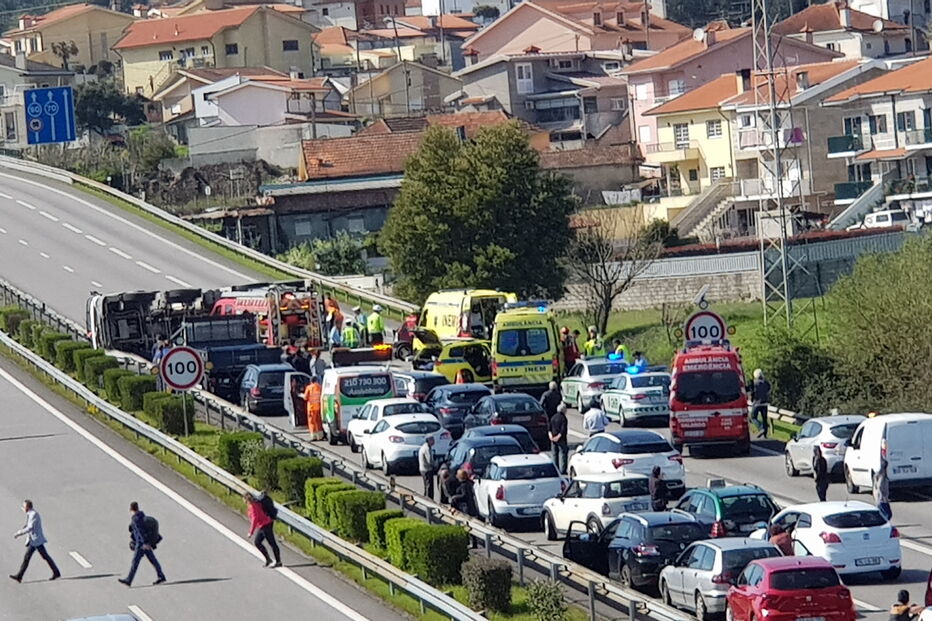 Acidente com camião corta A4 na zona de Amarante
