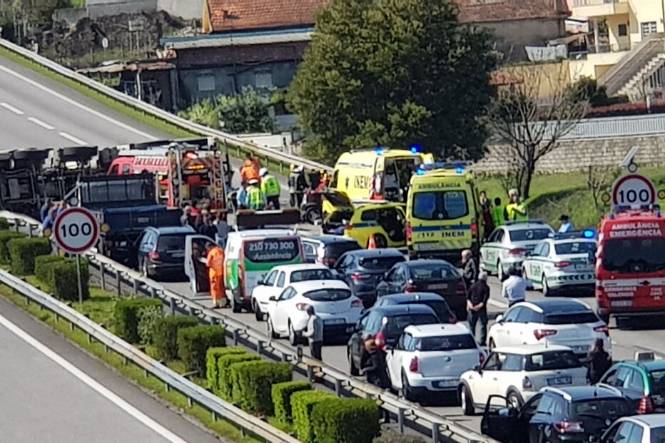 Acidente com camião corta A4 na zona de Amarante