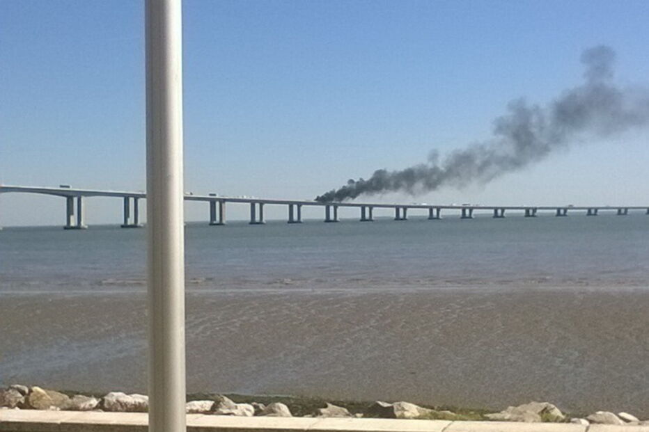 Camião arde na Ponte Vasco da Gama