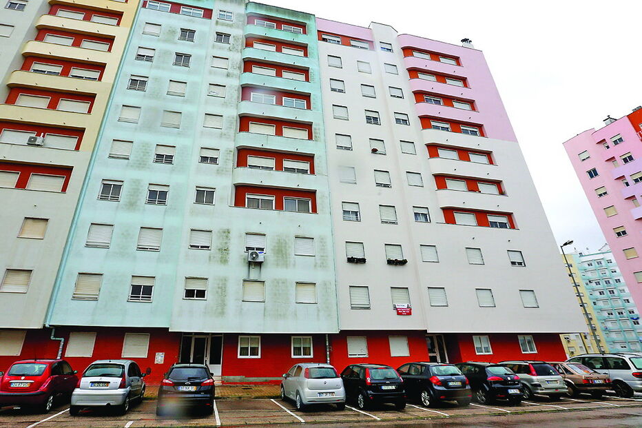 Prédio na avenida Vieira da Silva, em Corroios, onde ocorreu o crime 