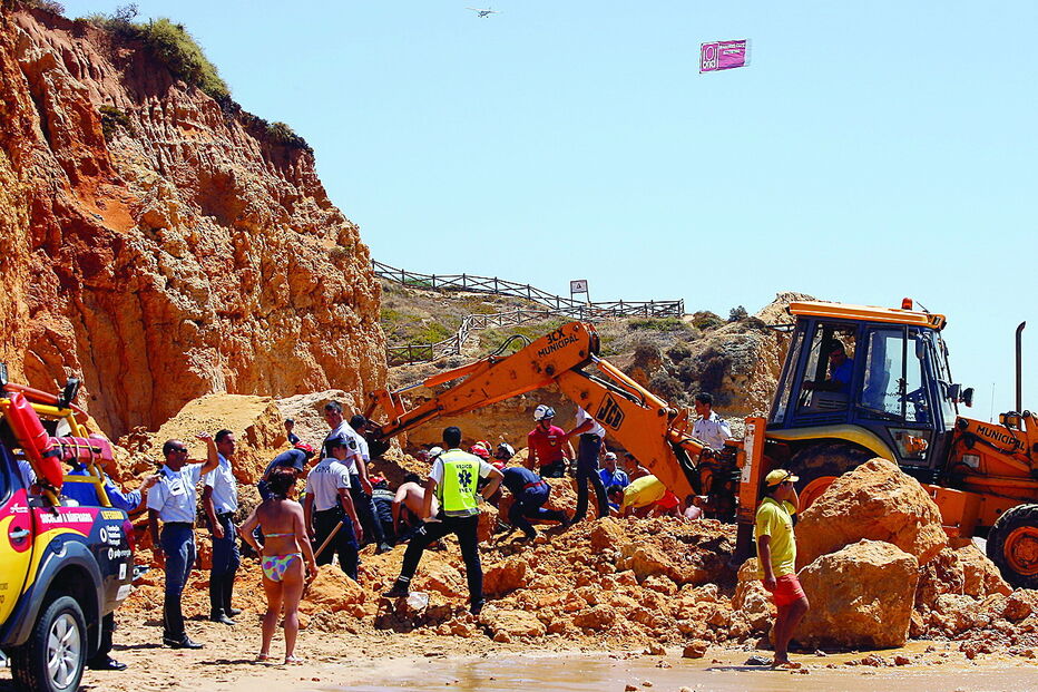 Vítimas ficaram soterradas na Praia Maria Luísa