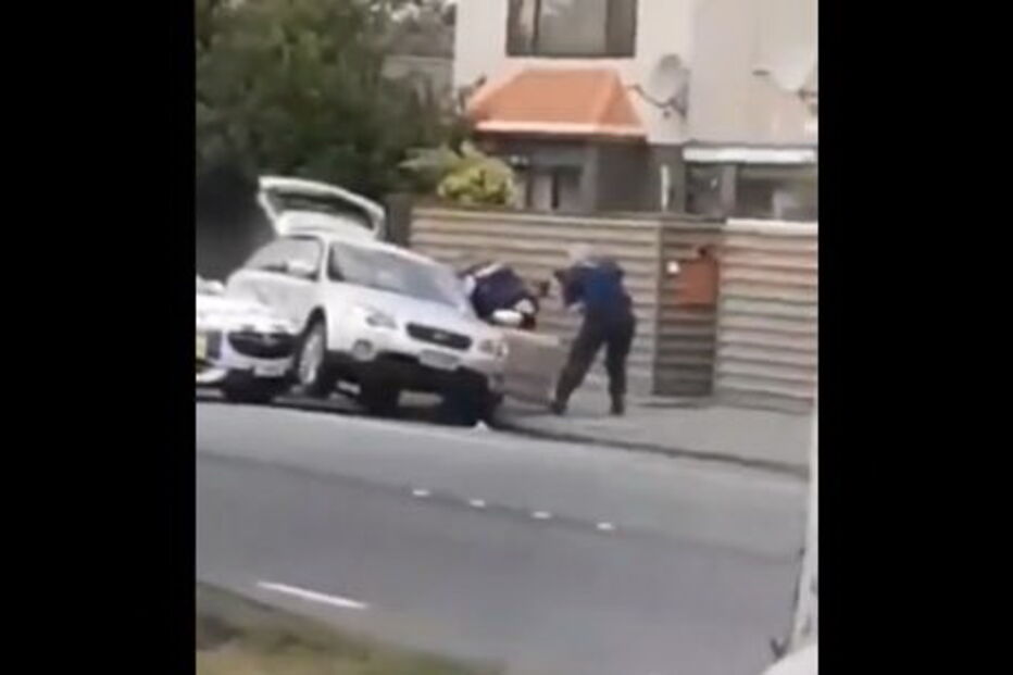Vídeo mostra momento em que terrorista é detido após ataque em mesquitas na Nova Zelândia