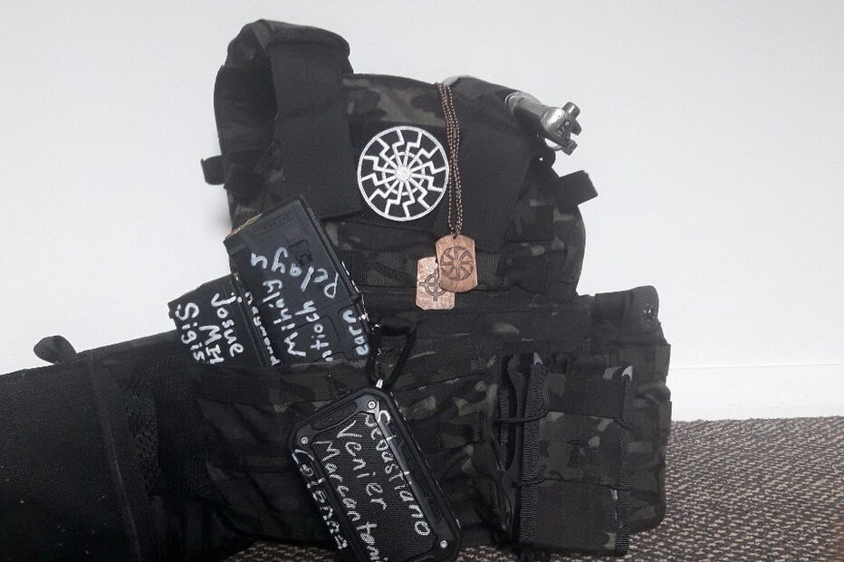 Terrorista divulga imagens de armamento nas redes sociais dias antes do ataque