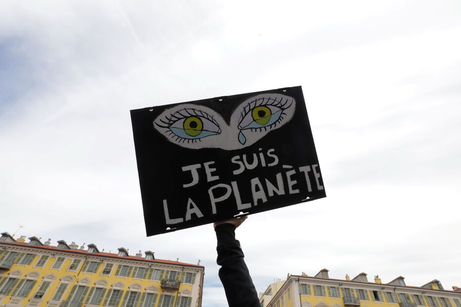 Mais de mil jovens saem à rua em Coimbra em protesto para proteger o clima