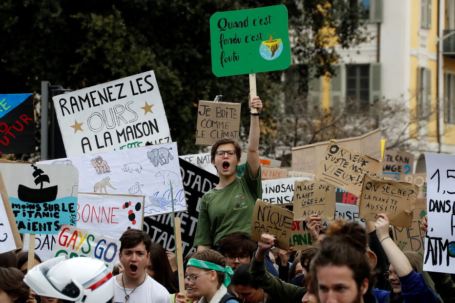 Mais de mil jovens saem à rua em Coimbra em protesto para proteger o clima
