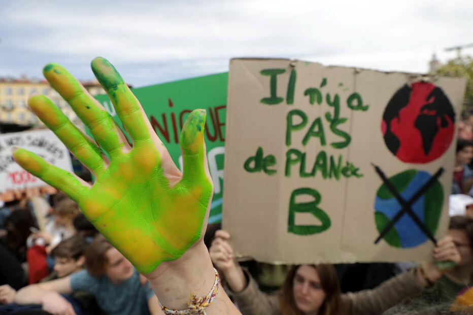 Mais de mil jovens saem à rua em Coimbra em protesto para proteger o clima