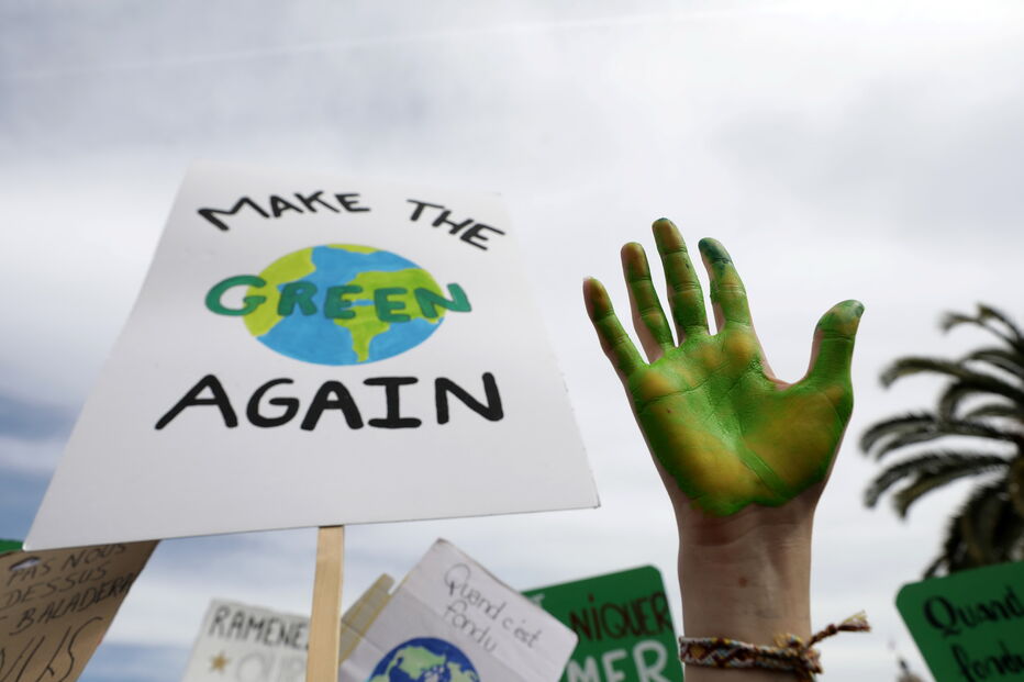 Mais de mil jovens saem à rua em Coimbra em protesto para proteger o clima