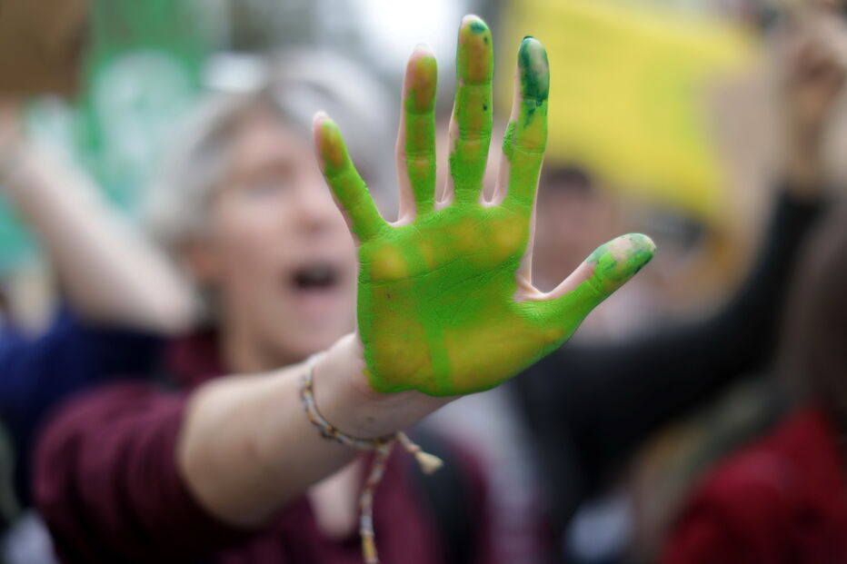 Mais de mil jovens saem à rua em Coimbra em protesto para proteger o clima